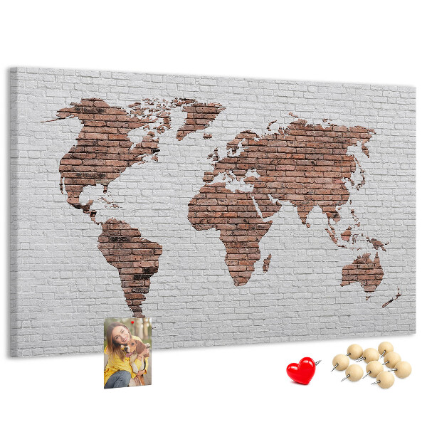 Kurkbord wereldkaart met een achtergrond van een bakstenen muur