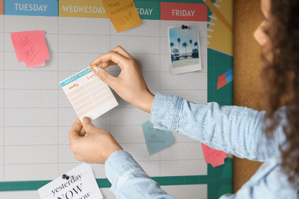 Prikbord creatief weekplan met kleurrijke accenten