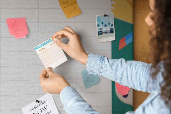 Prikbord creatief weekplan met kleurrijke accenten