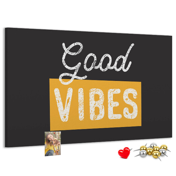 Kurkbord met een positieve boodschap op een donkere achtergrond