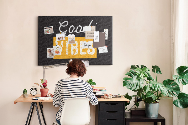 Kurkbord met een positieve boodschap op een donkere achtergrond