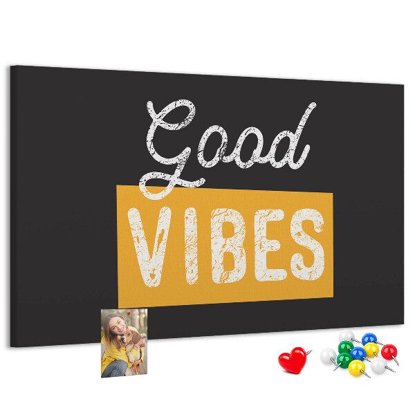 Kurkbord met een positieve boodschap op een donkere achtergrond