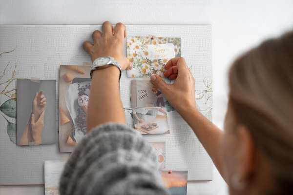 Prikbord met fijne blaadjes en gouden accenten