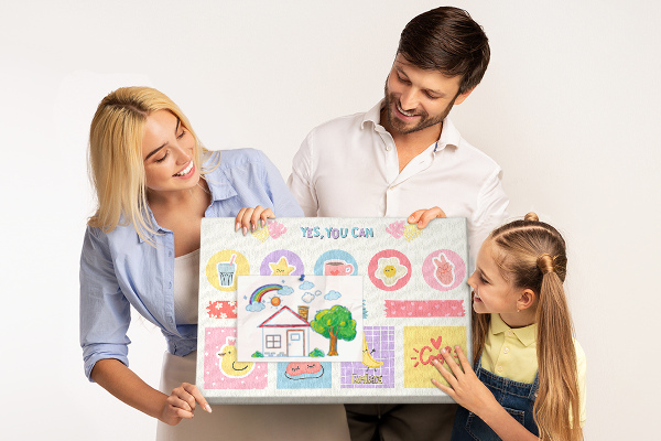 Prikbord met kleurrijke motieven en positieve slogans