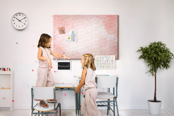 Prikbord roze achtergrond met subtiele gouden accenten