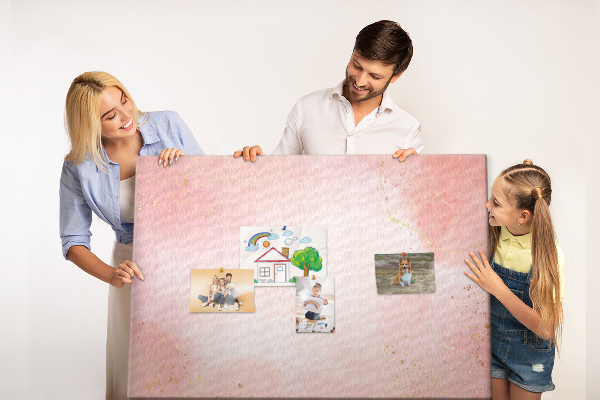 Prikbord roze achtergrond met subtiele gouden accenten