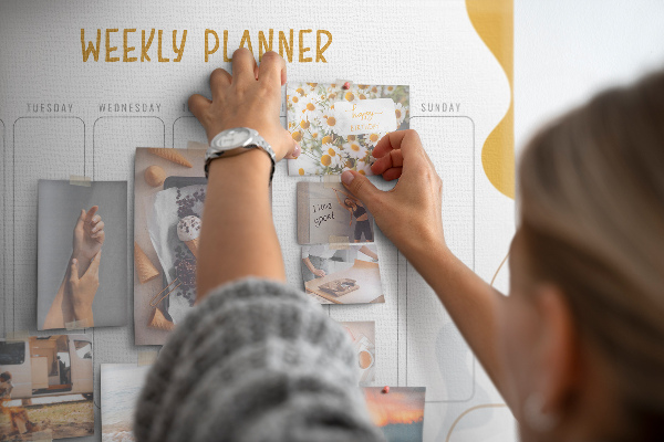Kurkbord weekplanner met een abstract kleurrijk patroon