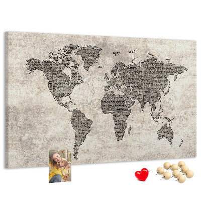 Prikbord met een wereldkaart en krantentextuur