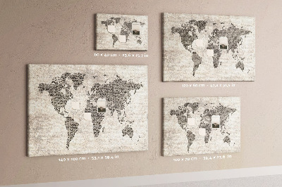 Prikbord met een wereldkaart en krantentextuur