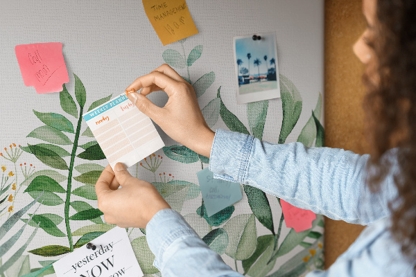 Kurkbord met tropische bladeren in delicate tinten