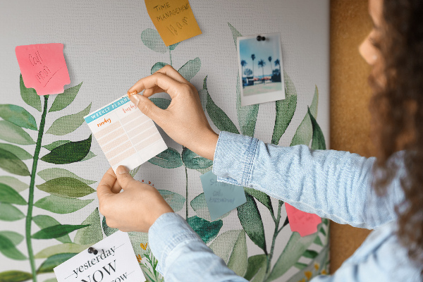 Kurkbord met tropische bladeren in delicate tinten