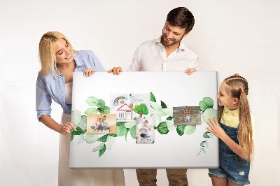 Prikbord met groene bladeren op een lichte achtergrond