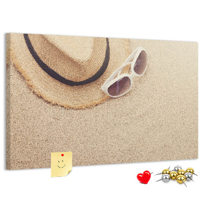 Kurkbord zomerse ontspanning op het strand met een zonnebril