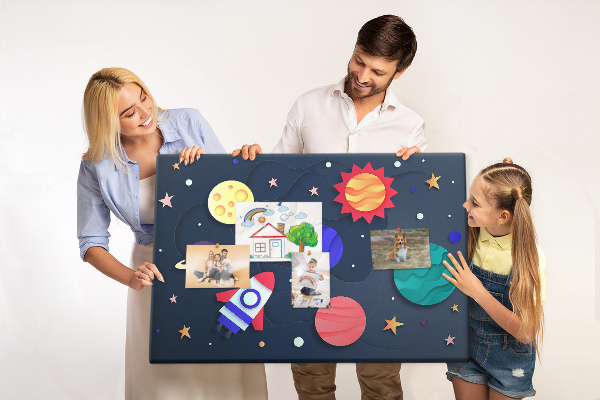 Kurk prikbord met een ruimtereis langs kleurrijke planeten