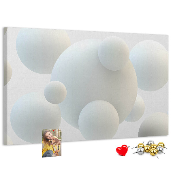 Kurk prikbord met witte ballen op een lichte achtergrond