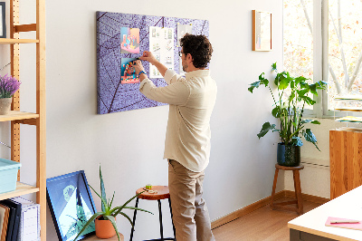 Kurkbord met een verfijnd bladmotief op een paarse achtergrond