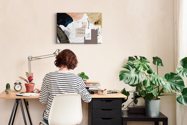 Kurkbord met abstracte stippen in gedempte kleuren