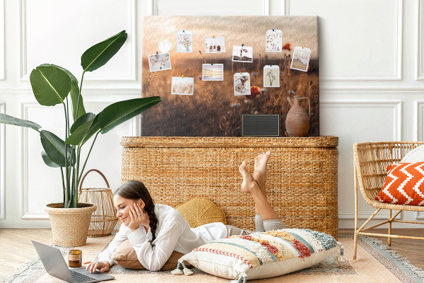Kurkbord met een gouden klaprozenveld bij zonsondergang