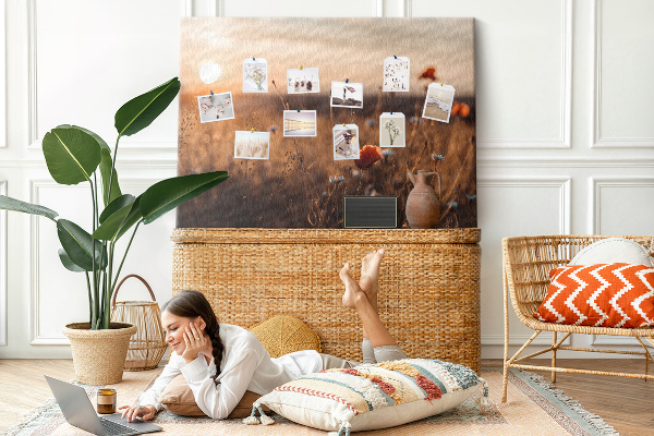 Kurkbord met een gouden klaprozenveld bij zonsondergang