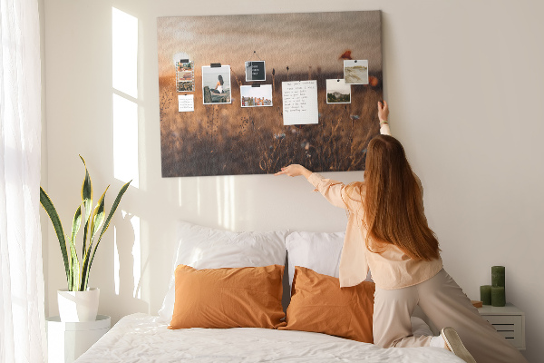 Kurkbord met een gouden klaprozenveld bij zonsondergang
