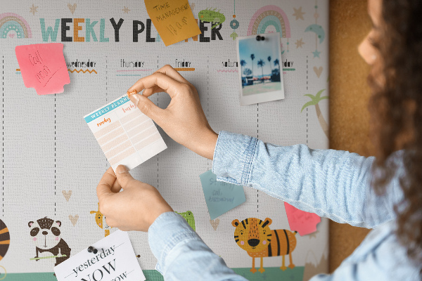 Kurk prikbord met een kleurrijke weekplanner en dierenprint