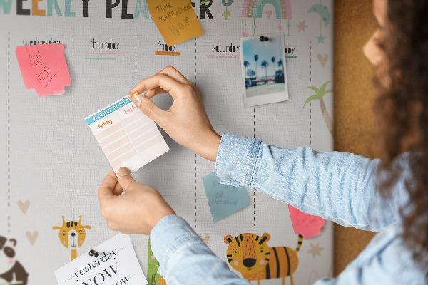 Kurk prikbord met een kleurrijke weekplanner en dierenprint