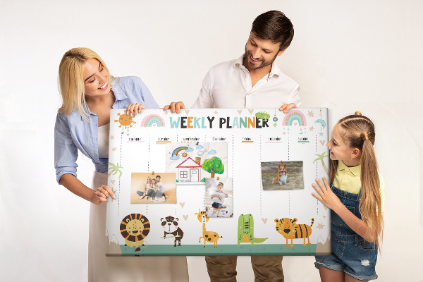 Kurk prikbord met een kleurrijke weekplanner en dierenprint