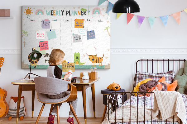 Kurk prikbord met een kleurrijke weekplanner en dierenprint