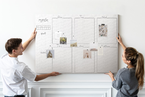 Kurkbord planner met een raster voor tijdsindeling