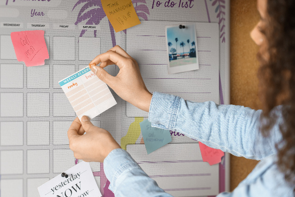 Kurk prikbord maandkalender met tropisch plantenmotief