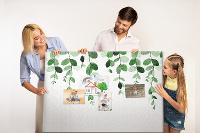 Prikbord met een print van groene bladeren in een verfijnde aquareltechniek