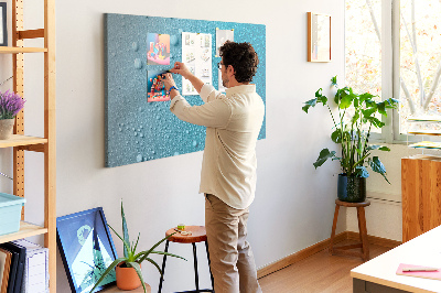Kurkbord met waterdruppels op een blauwe achtergrond