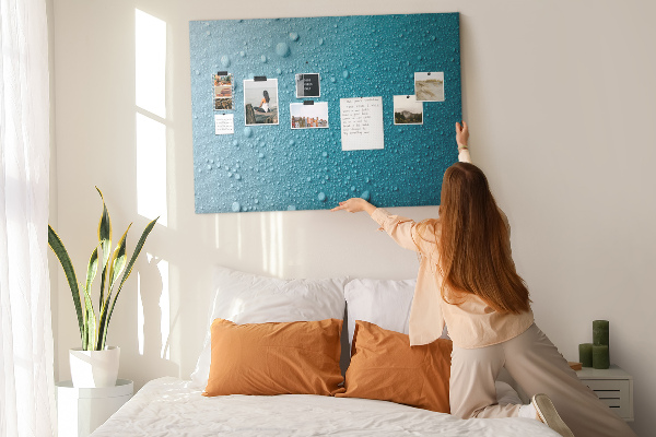 Kurkbord met waterdruppels op een blauwe achtergrond