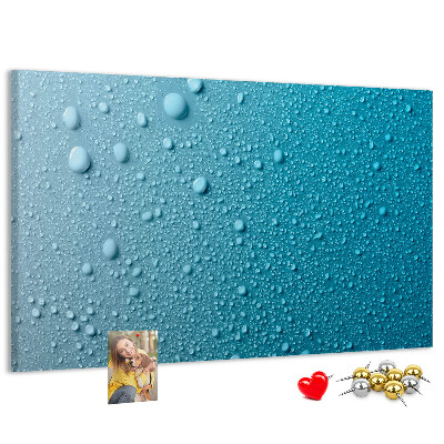 Kurkbord met waterdruppels op een blauwe achtergrond