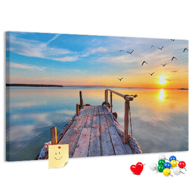 Kurk prikbord met een afbeelding van een zonsondergang boven een kalm meer