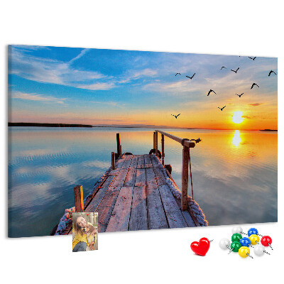 Kurk prikbord met een afbeelding van een zonsondergang boven een kalm meer