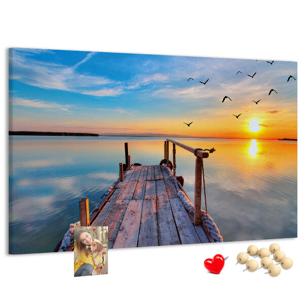 Kurk prikbord met een afbeelding van een zonsondergang boven een kalm meer