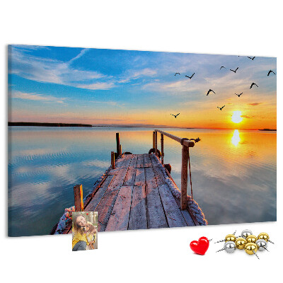 Kurk prikbord met een afbeelding van een zonsondergang boven een kalm meer