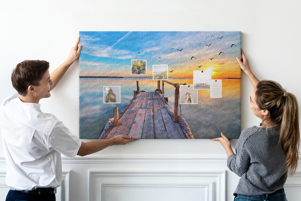 Kurk prikbord met een afbeelding van een zonsondergang boven een kalm meer