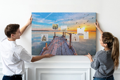 Kurk prikbord met een afbeelding van een zonsondergang boven een kalm meer