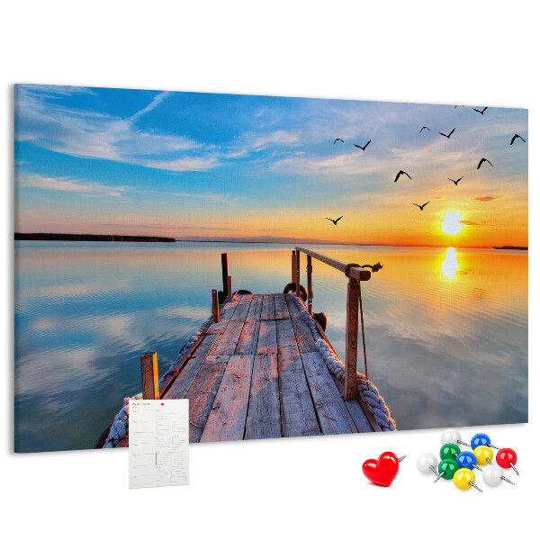 Kurk prikbord met een afbeelding van een zonsondergang boven een kalm meer