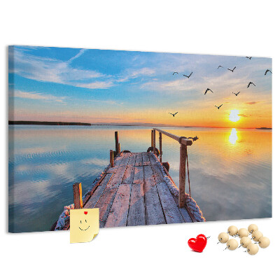 Kurk prikbord met een afbeelding van een zonsondergang boven een kalm meer