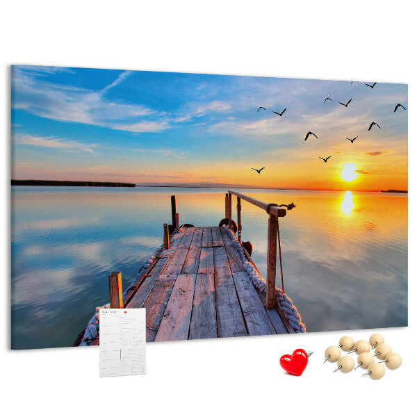 Kurk prikbord met een afbeelding van een zonsondergang boven een kalm meer