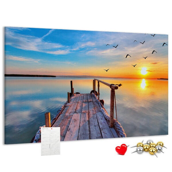 Kurk prikbord met een afbeelding van een zonsondergang boven een kalm meer