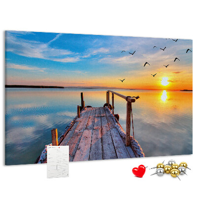 Kurk prikbord met een afbeelding van een zonsondergang boven een kalm meer