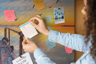 Kurk prikbord met een afbeelding van een zonsondergang boven een kalm meer
