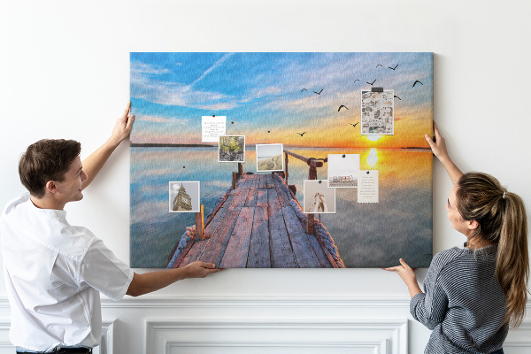 Kurk prikbord met een afbeelding van een zonsondergang boven een kalm meer