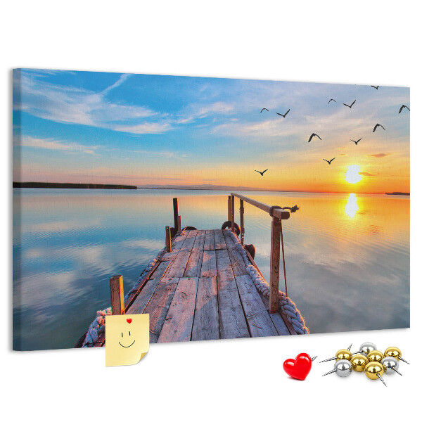 Kurk prikbord met een afbeelding van een zonsondergang boven een kalm meer