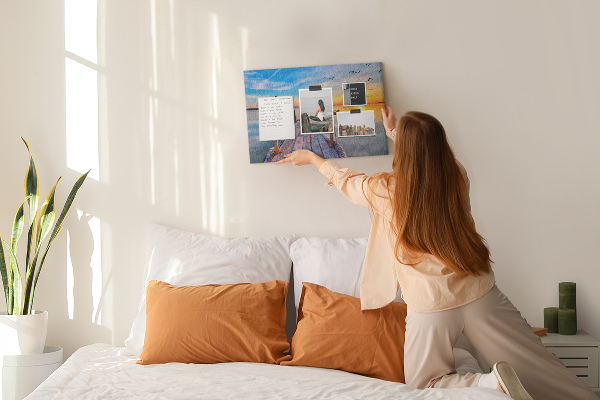 Kurk prikbord met een afbeelding van een zonsondergang boven een kalm meer