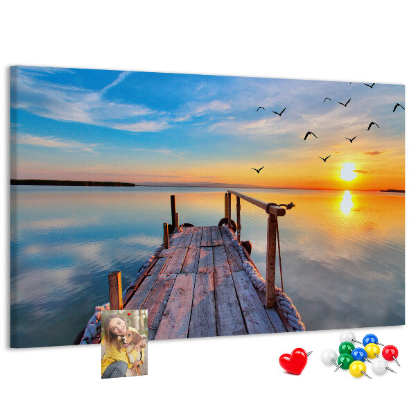 Kurk prikbord met een afbeelding van een zonsondergang boven een kalm meer
